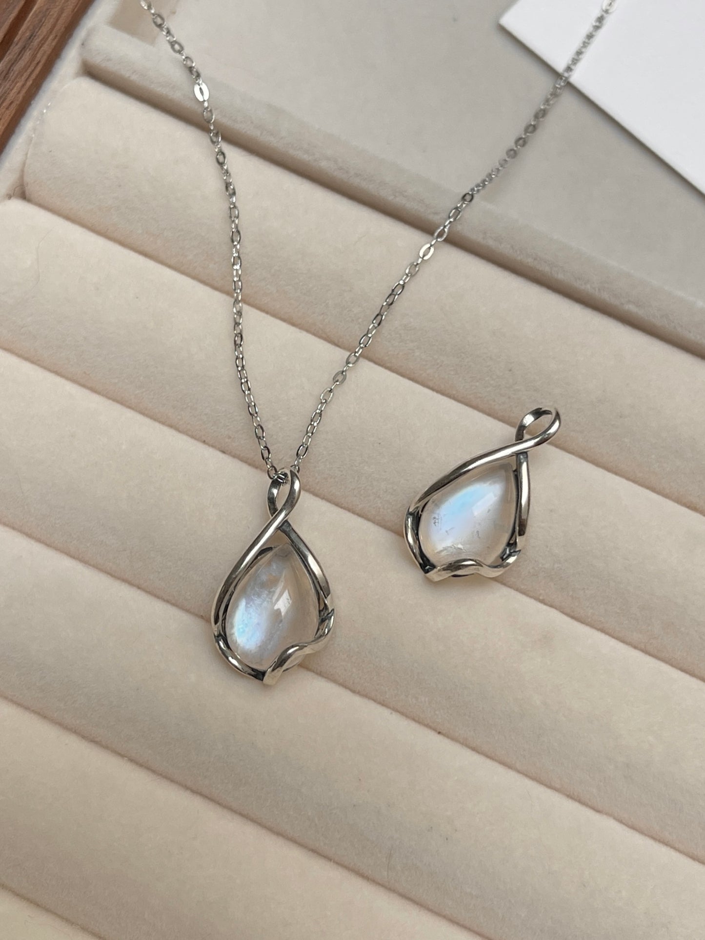 蓝月光包边吊坠 Blue Moonstone Pendant