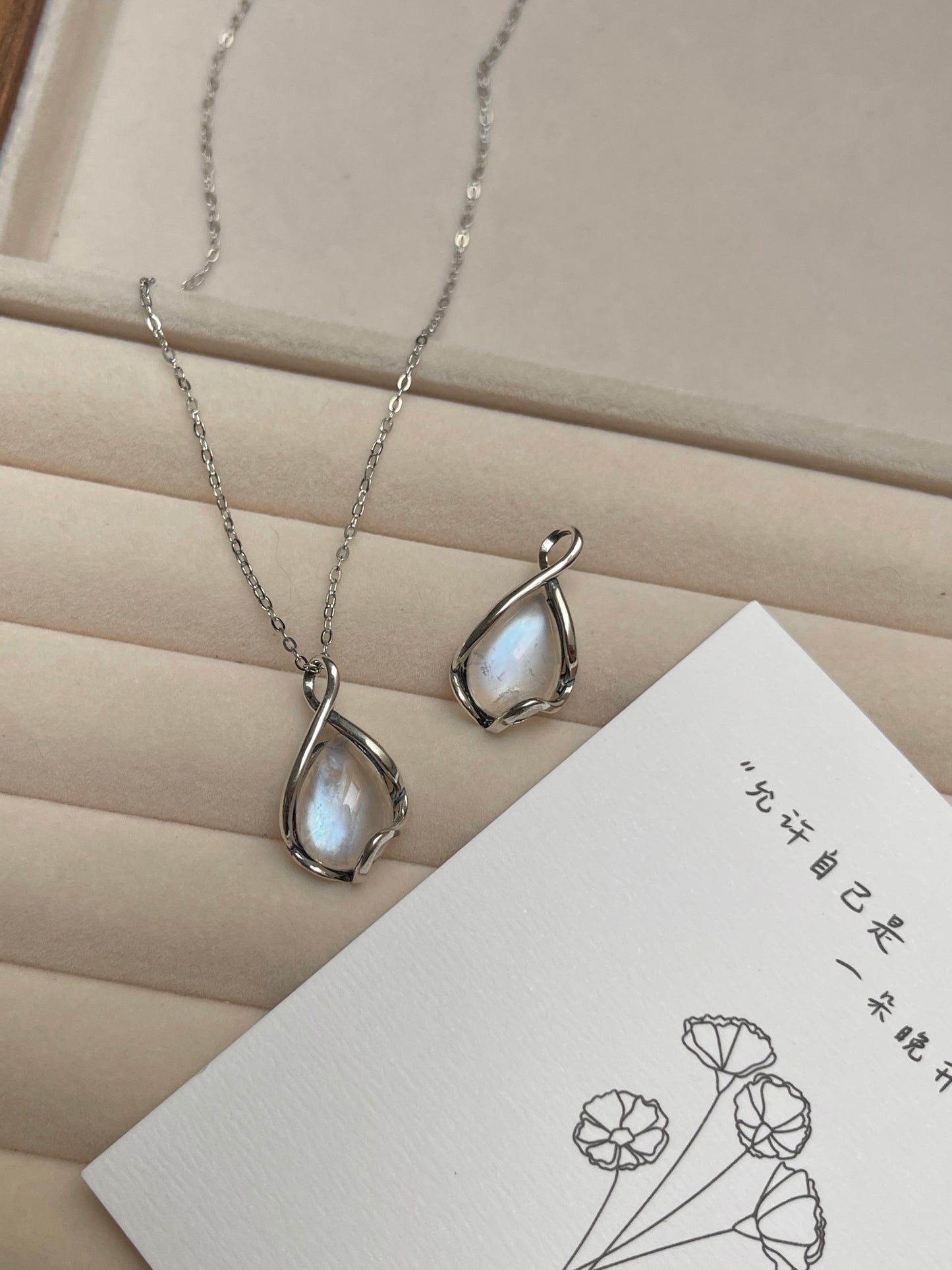 蓝月光包边吊坠 Blue Moonstone Pendant